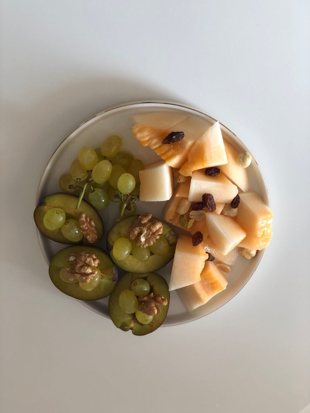 Plateau de fruits frais, fromage et noix pour une collation équilibrée
