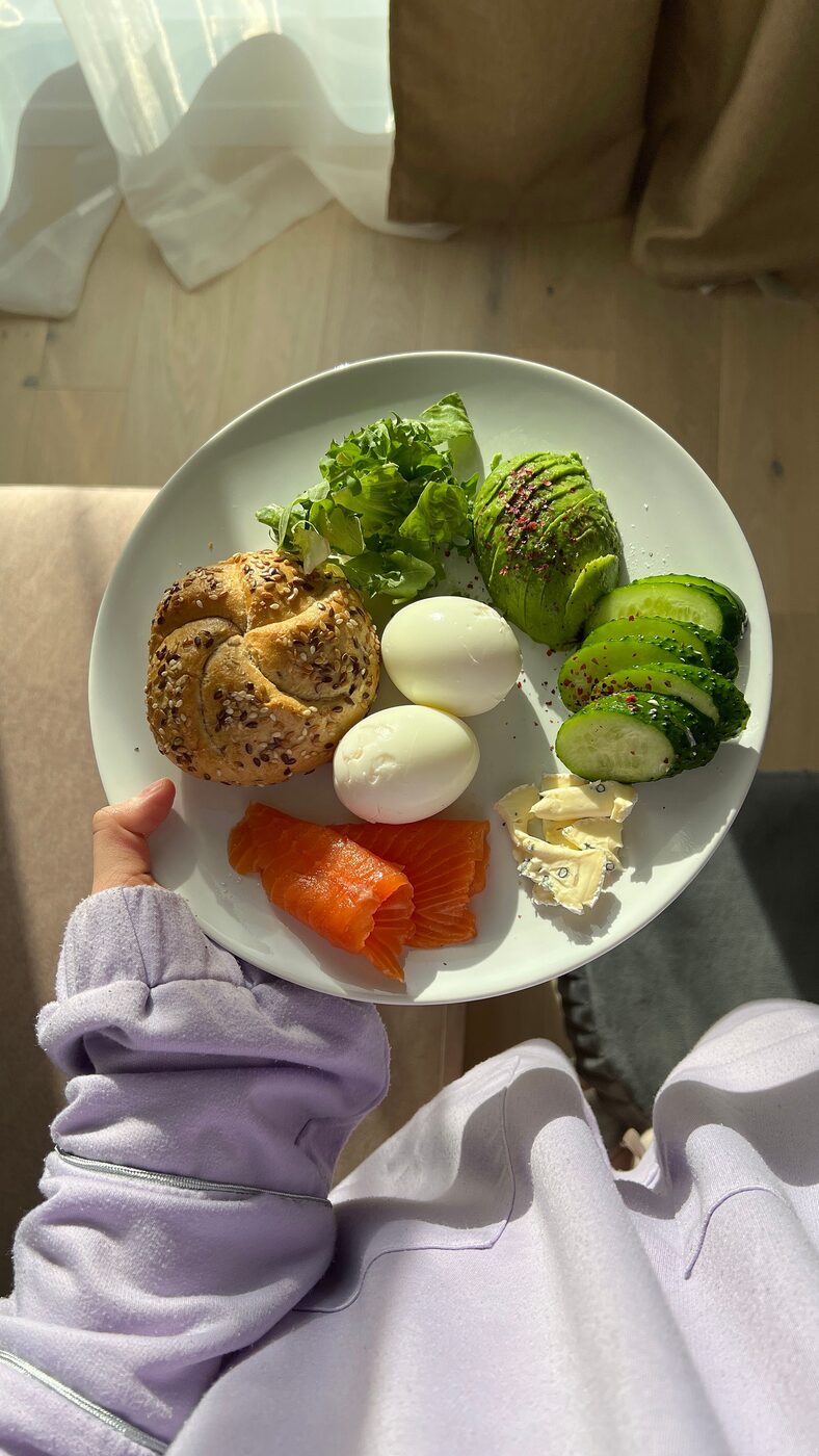 Assiette de petit-déjeuner sain préparé rapidement : œufs, saumon et avocat
