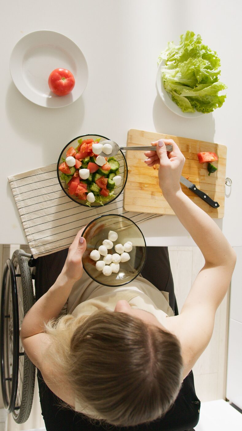 Préparation d'une salade fraîche vue de dessus, tomates et mozzarella sur planche à découper